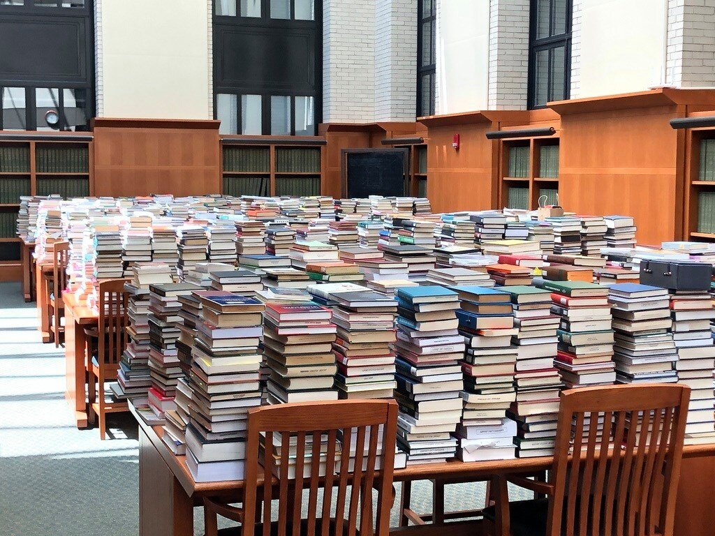 C library. Hit_Library. Library time. Photo of the many books in Harvard.