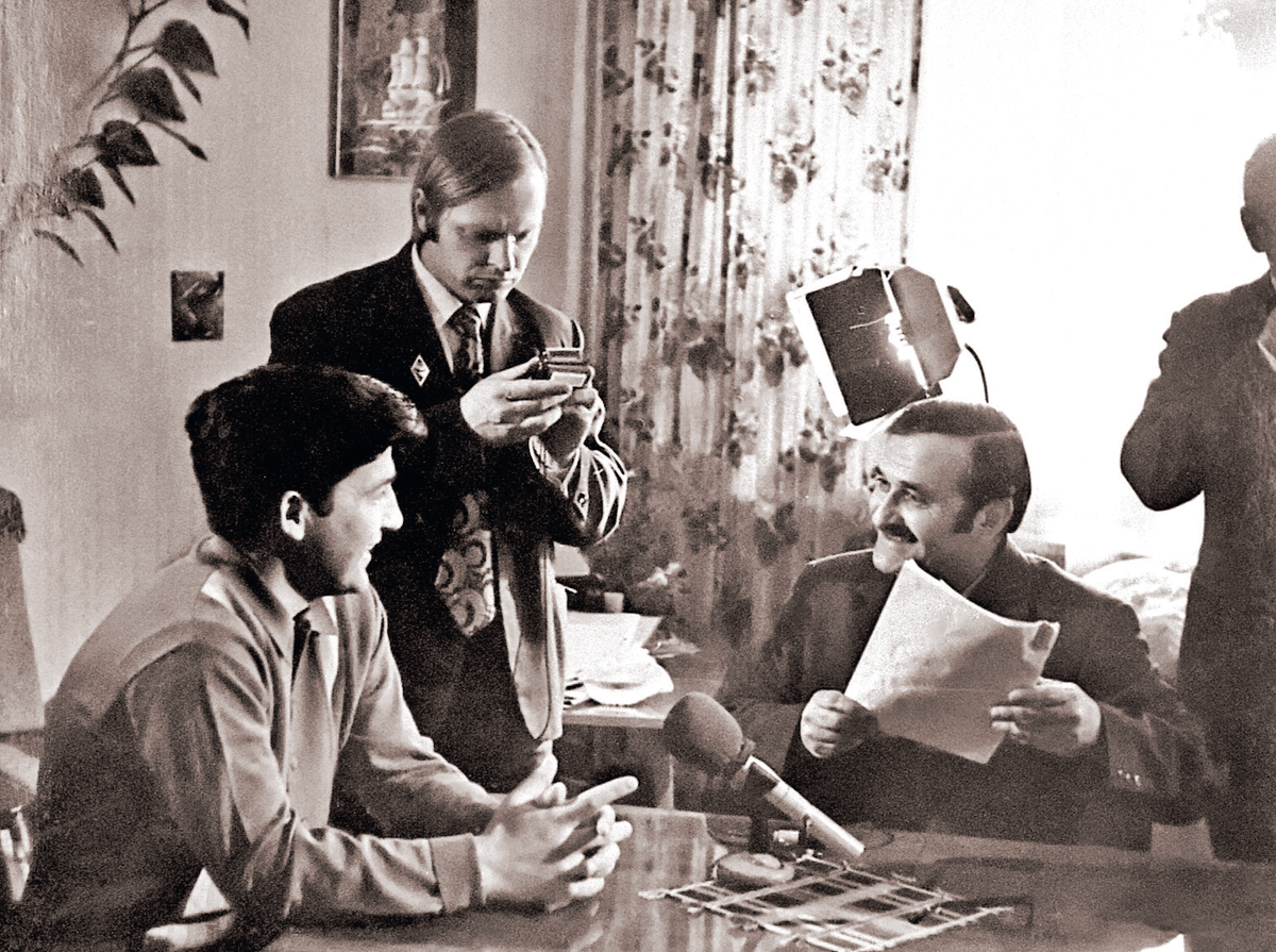 Съёмочная группа дома у лётчика-космонавта Петра Климука, 1970 год