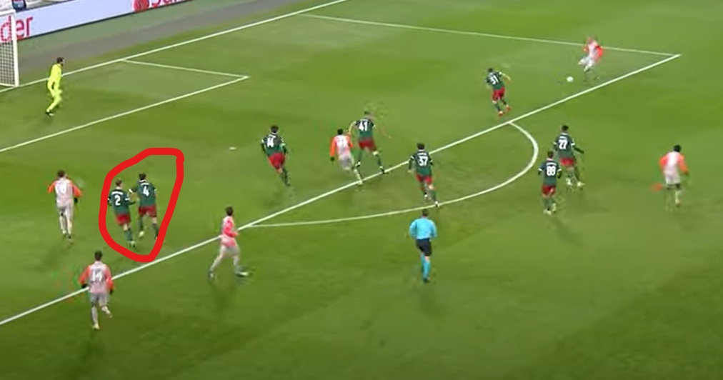 Лысцов демонстрирует образцовую игру в обороне, намертво перекрывая Живоглядова. Источник: Матч ТВ