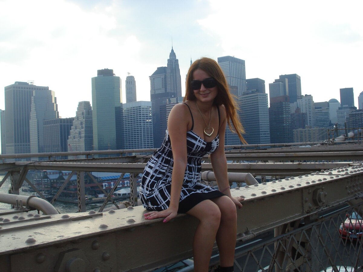 Она хотела бы жить на Манхеттене... я на Бруклинском мосту, 2009 год