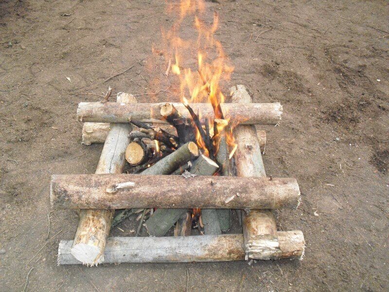 Костер-колодец, с использованием метода "шалаша"