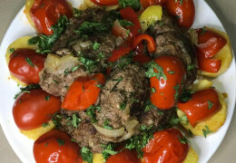 Мясо и репчатый лук пропускаем через мясорубку. 
Солим и перчим по вкусу.

Нарезаем мелко зелень кинзы и отправляем в фарш.

Тщательно перемешиваем.

Формируем котлеты и жарим в сковороде на растительном масле без запаха с каждой стороны до образования золотистой корочки.

Перекладываем котлеты в горячий казан и готовим далее на сливочном масле.

Поверх котлет укладываем репчатый лук, нарезанный полукольцами.

Далее крупно нарезанный картофель, подсаливаем.

Укладываем нарезанный болгарский перец.

Заканчиваем слоем разрезанных помидоров.

Каждый слой сдабриваем куркумой, кориандром и жгучим красным перцем по вкусу.

Закрываем казан крышкой и готовим на слабом огне 1( один) час.

Ну, вот и всё! Блюдо готово! Приятного аппетита!!!