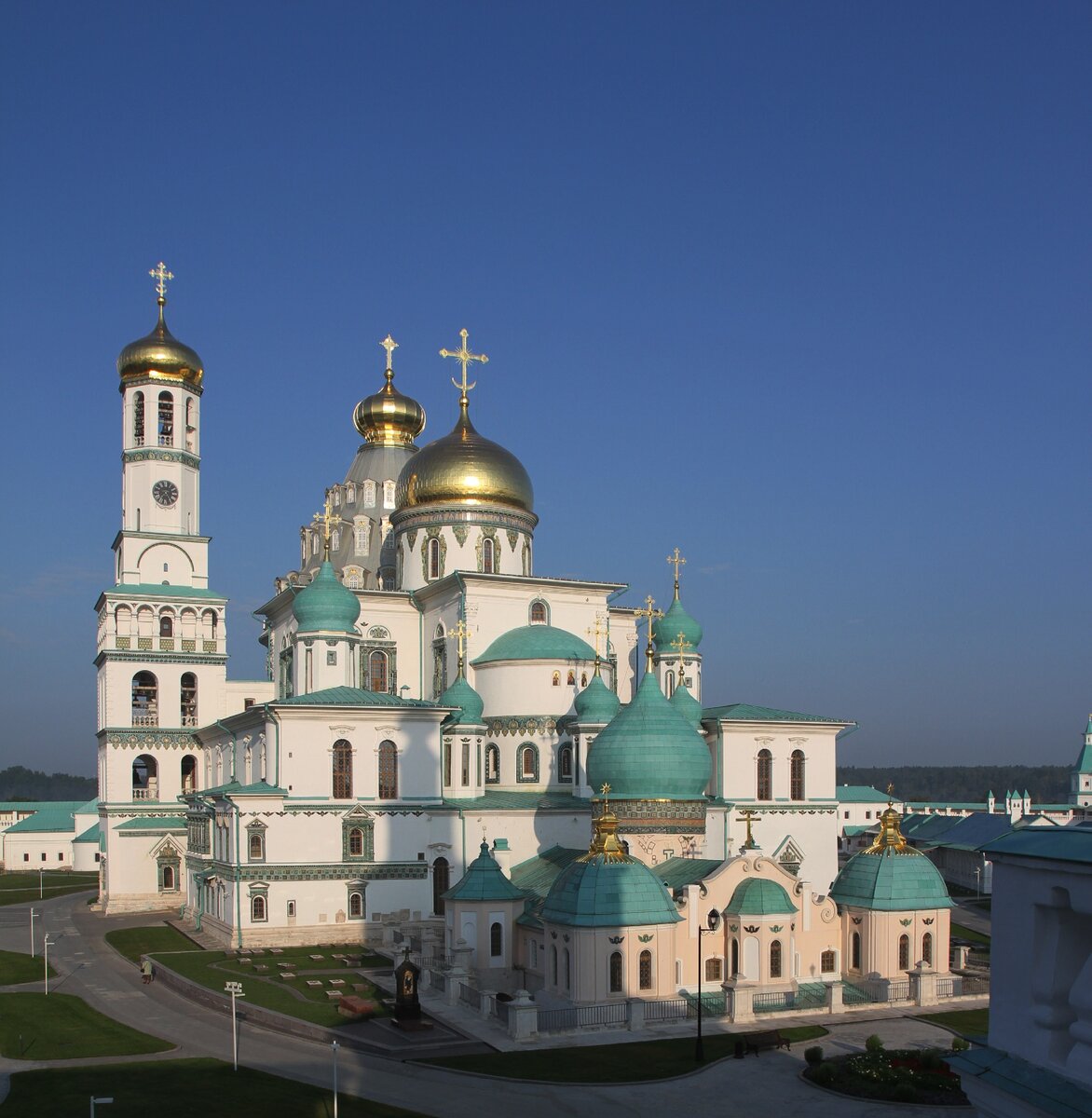 Создатели воскресенского собора в подмосковной истре повторяя план и размеры храма воскресения