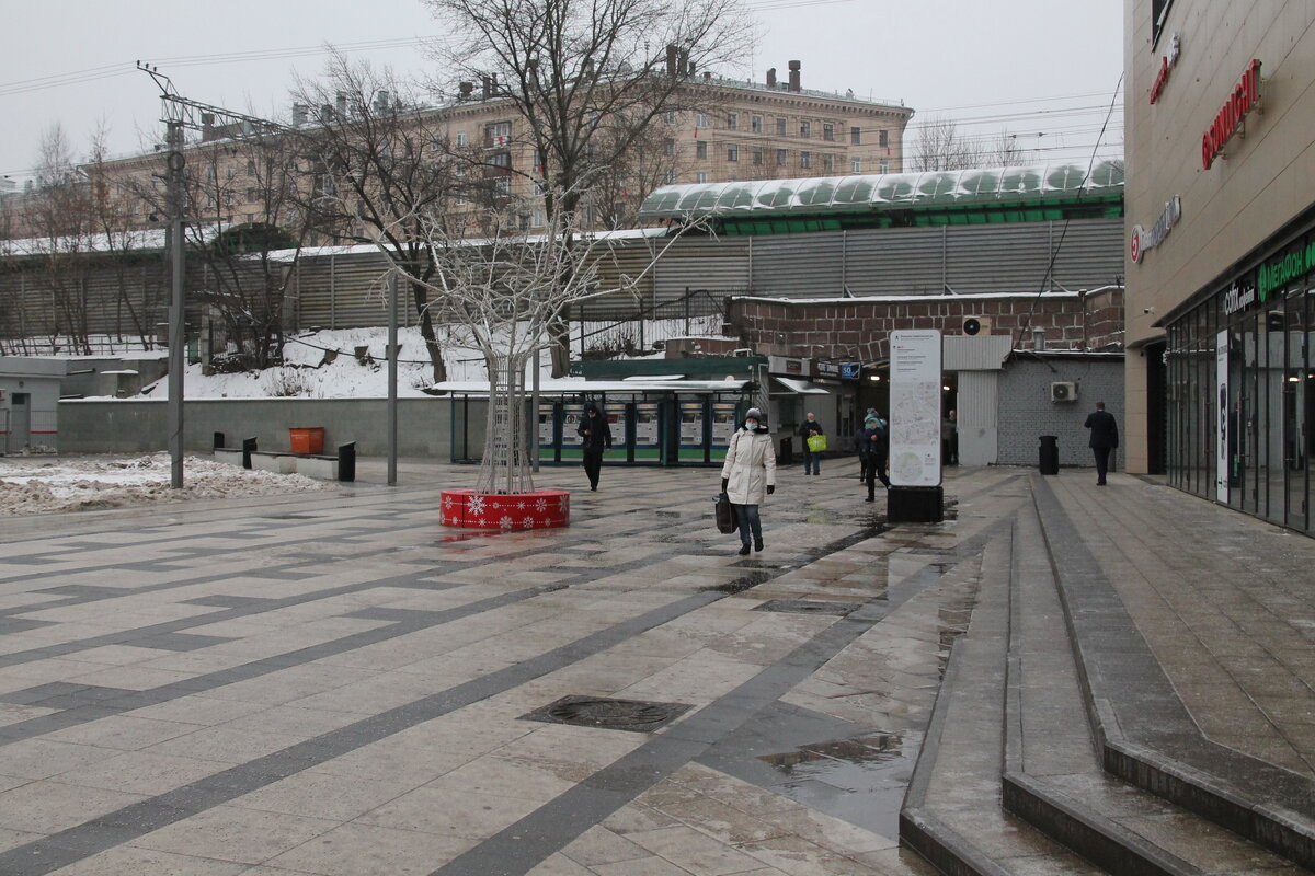 При переходе между станциями нужно пройти через подземный ЖД-переход
