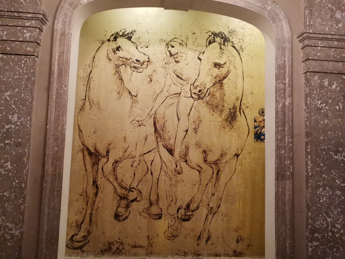 Это фото стены в холле.