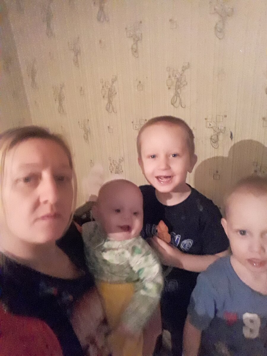 Сельская семья. Деревенская семья. Многодетные семьи в глубинке. Многодетная деревенская семья. Многодетная семья в деревушке дочка.