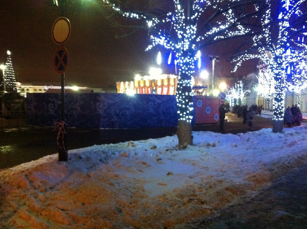 Праздничная зимняя улица города.