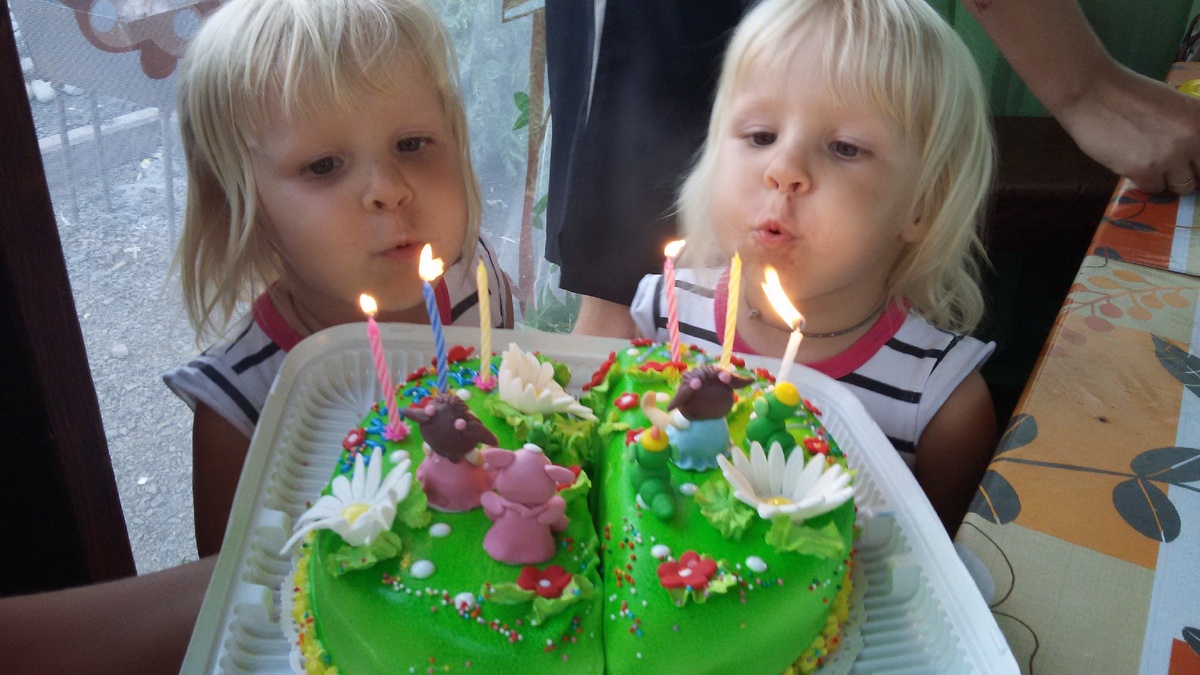 Задувают свечи. У каждой своя половинка торта!