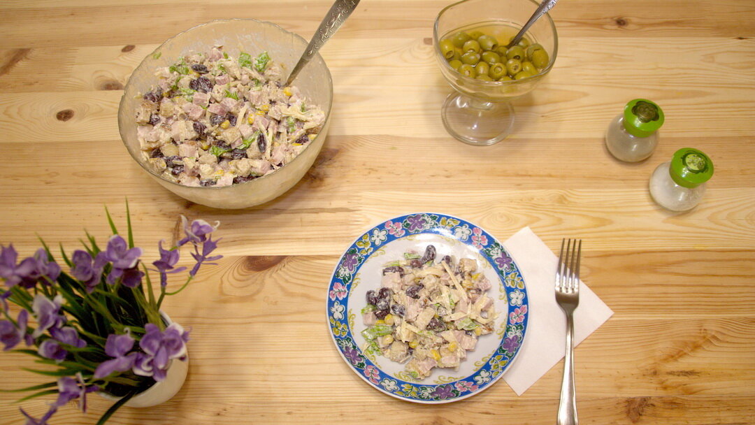 Нежнейший нежинский салат из огурцов на зиму: простой рецепт понравится всем