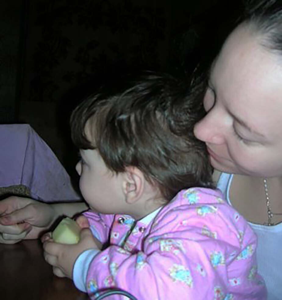 тут моей дочке месяцев 7-8. Активно изучаем интернет и скорее всего играем в одну из ярких игрушек в ВК типа шариков.