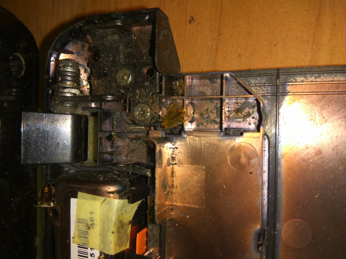 Корпус ноутбука "курильщика", ну еще и с жильцами