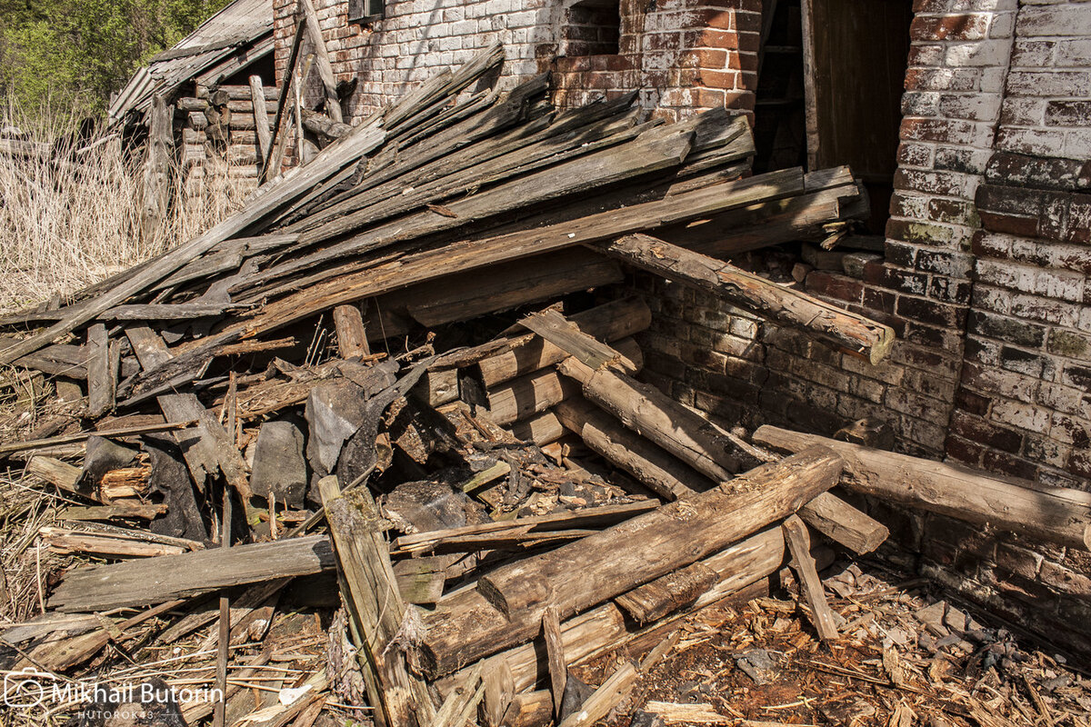 Крыльцо и рухнувшая на него крыша в процессе разбора.