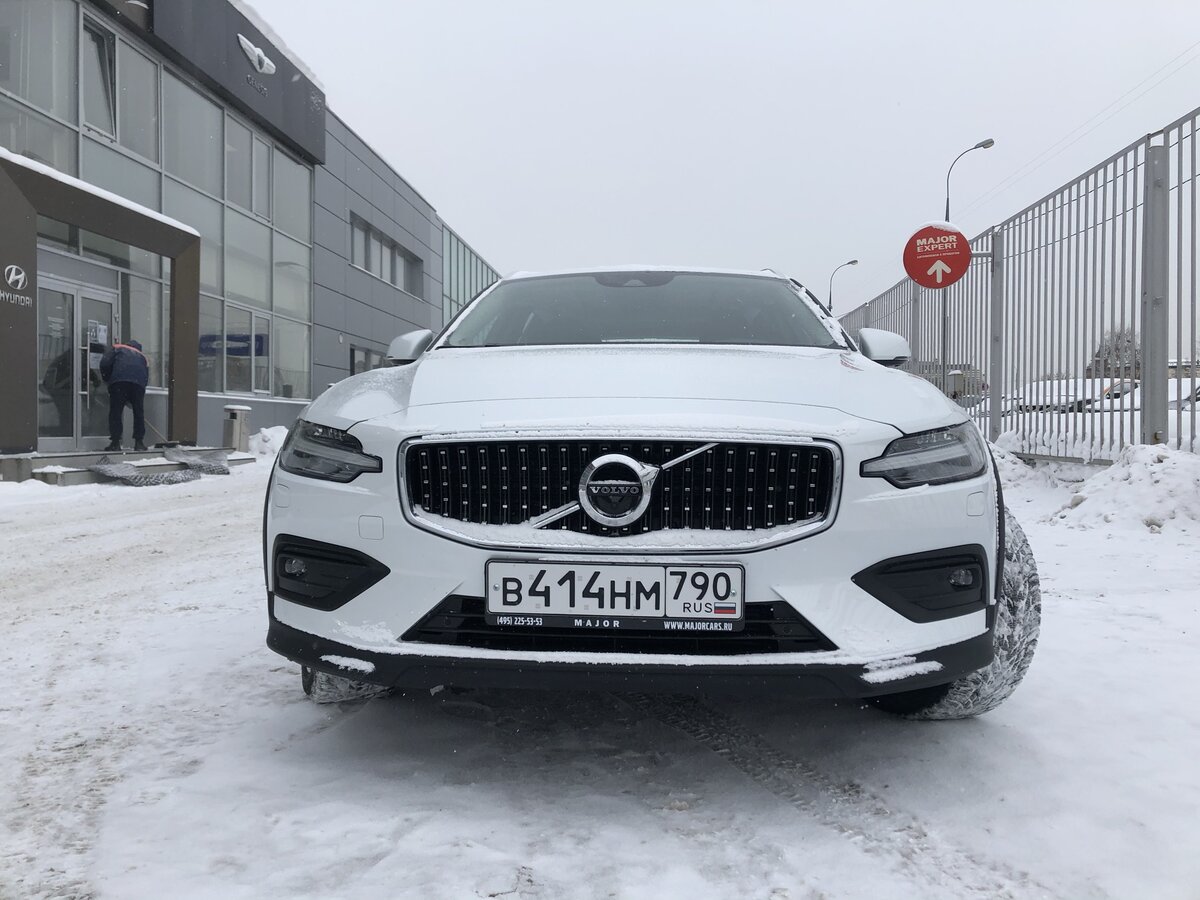 Volvo V60 встречает фирменной улыбкой