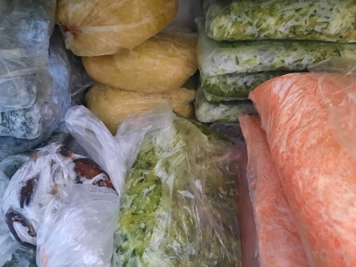 заморозки - морковь, грибы, кабачок и окрошка(зелёненькая которая)
