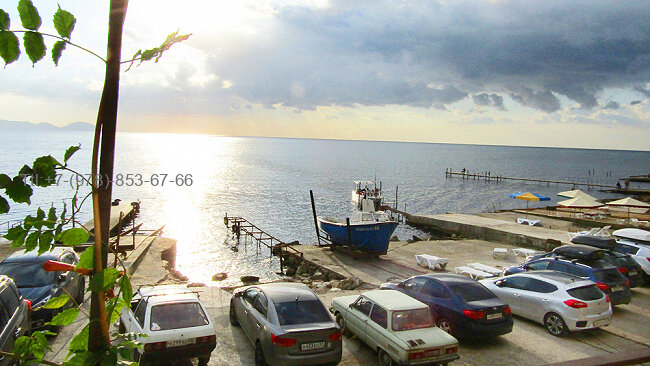 стоянка машин напротив  у эллингов Крым Коктебель эллинги у Карадага 