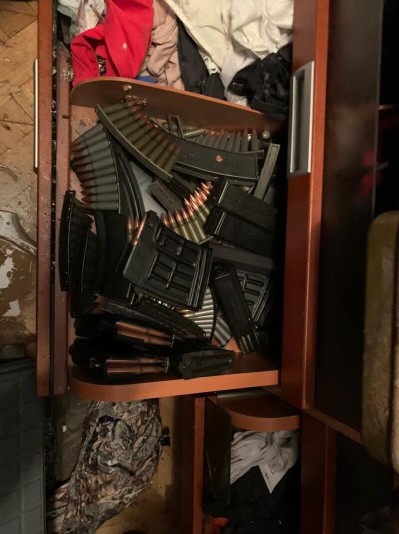 Заряженные магазины в шкафу Барданова