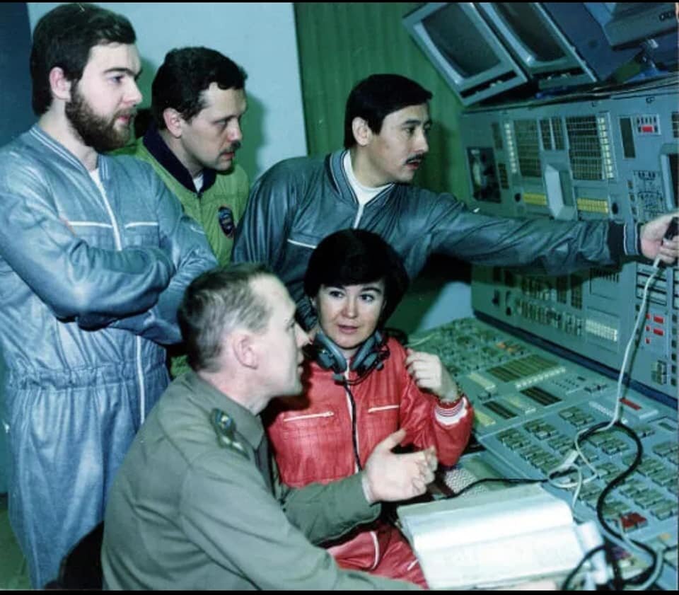 Разбор тренировки с инструктором. На пульт выводятся данные. Светлана Омельченко — в центре. Крайний слева — рижанин Павел Мухортов