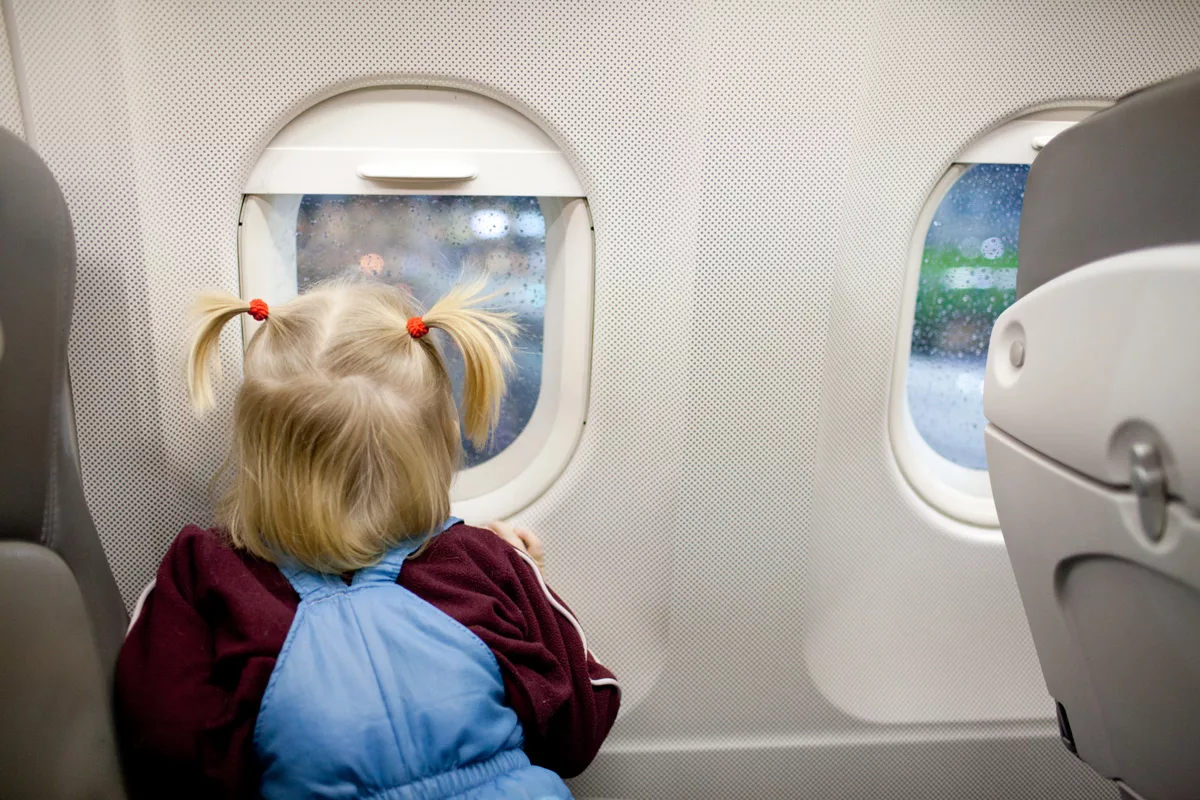 Почему болят уши в самолете: причины и способы предотвращения