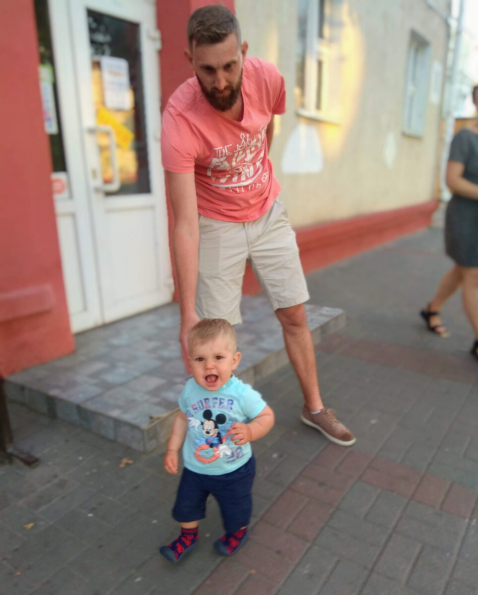 Степа на прогулке с папой.