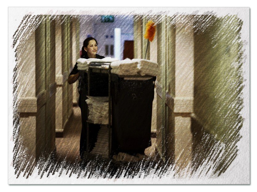 Работа горничных тяжелая. Смена постельного белья, уборка номеров, уборка коридоров. Целый день с тряпкой.