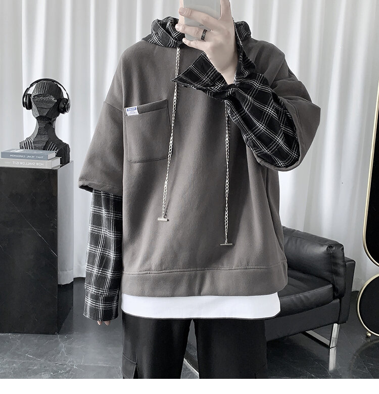 История моды. Как возникла мода История моды, или история возникновения одежды, подобна зеркалу, в котором отразилась вся история цивилизации. Каждая страна, каждая народность на разных стадиях развития человеческого общества, внесла свой вклад в формирование понятия мода. Много тысячелетий тому назад люди открыли для себя одежду, как средство защиты от неблагоприятных воздействий природы, развиваясь, они начали размышлять о её эстетической функции.

Слово мода (фр. mode) произошло от латинского слова modus , означающего такие понятия, как - правило, предписание, вид, мера, образ, способ.

Как возникло понятие мода?

История моды уходит своими корнями в древние цивилизации. Как возникло понятие «мода», доподлинно неизвестно. Вероятнее всего, оно сформировалось в западно-европейских странах произвольно, в связи с постоянным появлением новых одежд различных фасонов и разных названий.

Мода в одежде, как глобальное явление, начала формироваться во Франции в XVII в.

Одежда же появилась на самых ранних этапах развития человечества. Об этом рассказали археологические раскопки. При помощи растительных нитей древние люди сплетали и связывали различные естественные материалы - листья, солому, шкуры животных и т.д. В качестве головных уборов использовали высушенные крупные плоды, скорлупу страусиных яиц, панцирь черепахи и пр.

Есть сведения, что уже в эпоху верхнего (позднего) палеолита (период жизни, происходивший 40—12 тысяч лет тому назад, когда первые современные люди расселились по всей земле), впервые появились сшитые вещи, т.е. люди начали пользоваться костяными иглами, при помощи которых отдельные части самой ранней, пока еще примитивной одежды, такой как повязки и накидки, начали соединять в одно целое, скрепляя их нитями из жил животных или растительных волокон. Один из примеров получения таких данных - экспедиция 1964 года, осуществленная советским и российским археологом Отто Николаевичем Бадером на стоянку Сунгирь (верхнепалеолитическая стоянка древнего человека на территории Владимирской области, обнаруженная в 1955 году при строительстве завода). Сунгирь — одна из самых богатых и исследованных стоянок древнего человека. В ходе раскопок, которые велись почти 30 лет, было сделано около 70 тысяч археологических находок.
В сунгирском погребении нашли мужчину 40—50 лет и детей - мальчика 12—14 лет и девочку 9—10 лет. Археологам удалось реконструировать их одежду. На мужчине было подобие рубахи из выделанной шкуры с длинными рукавами, надевавшейся через голову (подобные куртки - (анораки) и сейчас носят северные народы), а также длинные кожаные брючины, сшитые воедино с подобием мягкой кожаной обуви. Одежда мужчины и детей была обильно обшита костяными бусами из бивня мамонта (до 10 тысяч штук), кроме того, в могилах были браслеты и другие украшения из мамонтовой кости.

Предполагаемый возраст находок — 25 тысяч лет. Однако даты, полученные в ходе исследований в разных лабораториях сильно отличаются, хотя и находятся в пределах периода названного интерстадиалом (время слабого потепления климата и сокращения площади ледников между двумя стадиями их наступания в течение одного и того же оледенения). По данным исследований Оксфордского университета, погребение было сделано 29-30 тысяч лет тому назад, в Университете Аризоны названы цифры – 30-33 тысячи лет тому назад, в Кильском университете также была получена цифра 30 тысяч лет тому назад.

Эти и другие археологические находки дают возможность восстановить картину возникновения одежды у человека.

Предшествовали появлению одежды - татуировки и окраска тела. При помощи рисунков люди стремились предохранить себя от злых духов и непонятных сил природы, устрашить врагов и завоевать расположение друзей, привлечь к себе внимание.

Первые виды одежды были крайне примитивными. С развитием человека совершенствовались орудия труда, соответственно, усложнялись и формы одежды.

Еще до нашей эры, во времена расцвета древних цивилизаций начали закладываться предпосылки для возникновения моды, хотя такого понятия тогда не существовало. Одежда жителей древних государств становилась более разнообразной. Люди научились обрабатывать кожу и мех, производить различные ткани, создавать красители для тканей, плиссировать ткань, делать украшения и т.д. В разных государствах появлялись новые виды одежды, а войны и торговля способствовали проникновению традиций одних народов в культуру других народов.

Костюмы людей, принадлежавших к древним цивилизациям, указывали на классовую дифференциацию, которая уже тогда существовала в обществе. Несмотря на неизбежное заимствование вещей, происходящее благодаря различным взаимодействиям между разными народами, каждое древнее государство имело свои собственные традиции ношения одежды.

После падения Древнего Рима (Западной Римской Империи) начинается новый этап развития Европы, известный как средневековье, а, следовательно, и новые вехи в истории моды. Виды и формы одежды в разных регионах в период средневековья (от V в. - ранее средневековье - до XV в. - позднее средневековье) разнородны. Раннее средневековье отличается крайне примитивной одеждой. Довольно простой крой, не отличающийся особым разнообразием, существовал до XI века. В X - XIII веках происходит развитие швейного ремесла, появляются новые модели одежды.

Некоторые специалисты в истории моды считают, что зарождение моды началось в XII - XIII веках, когда в костюме в большом количестве стали появляться элементы, не обусловленные необходимостью, а предназначенные для его украшения.

По предложениям историков моды, в XV веке с развитием портновского искусства зарождается конструирование одежды, технология изготовления одежды начинает заметно усложняться. В XV веке в Западной Европе закладываются основы кроя, повлиявшие на изменение форм женской одежды.

В XVI веке и начале XVII века на Европейскую манеру одеваться влияет мода Испании. В этот период, получивший название Золотого века Испании, страна добивается мирового экономического и политического лидерства, и соответственно, многие элементы испанского костюма того времени становятся широко популярными.

В конце XVI века влияние на тенденции в европейской одежде начала оказывать и Италия, где в это время зародился стиль Барокко. Италия славилась своими великолепными тканями, и вся состоятельная публика, стремящаяся роскошно одеваться, хотела носить одежду из итальянского бархата, атласа, тафты и кружева. Главной законодательницей итальянской моды в XV веке была Флоренция, а в XVI — Венеция.

В эпоху Высокого Возрождения в Италии мода впервые была научно детализирована. В период Ренессанса появились первые литературные источники, в которых говорилось об одежде, первые руководства о том, как одеваться и гримироваться, как наилучшим образом отвечать требованиям современной моды. Эти требования формулировались в итальянской литературе того времени. Например, в трактате итальянского философа, гуманиста, писателя Алессандро Пикколомини «Рафаэлла, или прекрасные манеры женщин» (La Raffaella ovvero della bella creanza delle donne), опубликованном в 1539 году, из диалога двух героинь - Рафаэллы и Маргериты, обсуждающих одежду, косметику, ювелирные изделия и прочие земные радости, можно узнать о некоторых воззрениях на моду. Когда молодая и наивная Маргерита спрашивает старшую, более опытную Рафаэллу о том, что является важнейшей особенностью моды, то Рэфаэлла откровенно отвечает ей, что мода должна быть «богатой», что платье должно быть широким, со множеством складок.

Относительно частая смена форм костюма в период позднего средневековья, увлечение новизной, возникновение подражания дают основания полагать, что мода как социально-психологическое явление начала зарождаться в этот период.

Однако общей моды, как таковой, все ещё не было.

Общая мода в Европе начала устанавливаться с середины XVII века, а национальные особенности отходили на второй план.

Возникновения современной моды стало возможным благодаря системе моды начавшей развиваться во Франции во время правления короля Людовика XIV, известного как Людовик Великий или Король-солнце (Louis XIV Le Roi Soleil), и процесс этот, носил далеко не стихийный характер.

Французская мода стала доминантной в Европе с середины семнадцатого столетия. В этот период Франция стала одной из самых могущественных мировых держав, центром политической и культурной жизни Европы. Мода создавалась с этой стране как значимый компонент культурной, политической и социальной жизни. Благодаря первому, в некотором роде, создателю моды королю Людовику XIV и его знаменитому министру финансов Жану-Батисту Кольберу (Jean-Baptiste Colbert) государство принимало самое активное участие в развитии индустрии роскоши как части политической и культурной экспансии Франции. В результате возникла новая инфраструктура производства одежды. Создавались государственные предприятия, контролируемые правительством, производство одежды было законодательно отделено от ее продажи. Разрабатывались законы о приобретение предметов роскоши, которые жестко контролировали потребление моды. Мода была сконцентрирована при дворе.

Несмотря на частые войны и революции XVIII и XIX веков, Франции удалось сохранить репутацию законодательницы мод, а Парижу остаться центром мировой моды.

На протяжении XVII - XIX веков фасоны одежды постоянно менялись, становясь то более сложными, то упрощаясь. С середины XIX века в моде стали происходить изменения, приближающие её к современности. Элементы мужского костюма начали проникать в женский гардероб, наметилось появление спортивной одежды, зарождалась тенденция упрощения форм одежды.

Родоначальником такого понятия, как «Высокая мода» (Haute Couture), считается французский модельер английского происхождения Чарльз Фредерик Ворт (Charles Frederick Worth), основатель дома моды House of Worth. В 1868 году Вортом был создан Синдикат Высокой моды (фр. Chambre Syndicale de la Couture Parisienne) – парижская организация, объединяющая Модные дома, существующая до сих пор.

Реформатором моды, создателем нового образа жизни, стиля, который царил в Европе и Америке до начала 1920-х годов является французский модельер Поль Пуаре (Paul Poiret).

В начале XX века в мире моды появился целый ряд выдающихся кутюрье, изменивших представление о манере одеваться, таких как Коко Шанель (Coco Chanel), Эльза Скиапарелли (Elsa Schiaparelli), Жанна Ланвен (Jeanne-Marie Lanvin), Жан Пату (Jean Patou) и др.

На рубеже XIX – XX, в один из интереснейших периодов в истории моды, начала формироваться спортивная мода.

Современный покрой одежды установился после Первой Мировой войны.

См. также

Возникновение современной моды. История из глубины веков
Мода 20-х. Десятилетие перемен
История спортивного стиля. От бунта до модного пьедестала