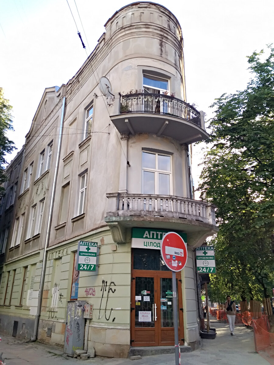 Это - угловой дом на улице Степана Бандеры во Львове. Мы переночевали в соседнем. Фотография взята из личного архива