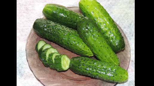 Битые огурцы с соевым соусом. Отбитые огурцы в темном остром соусе. Скалка. Самый большой огурец. Китайский огуречный салат.