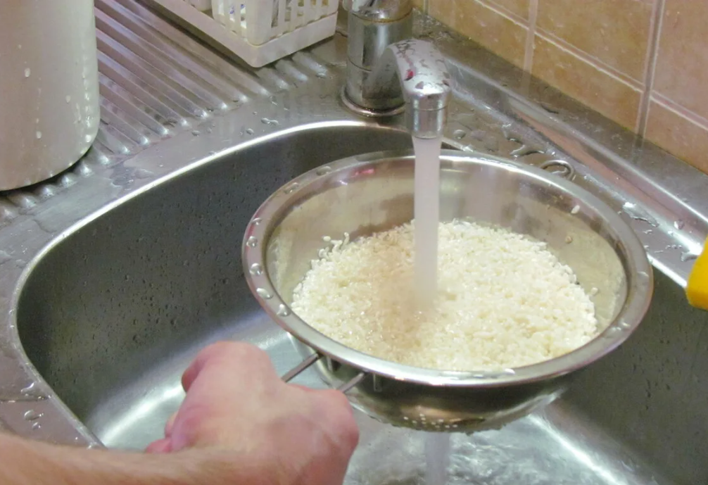 Нужно ли мыть крупы. Промывание риса. Промываем рис под проточной водой. Промыть рис. Помыть рис.