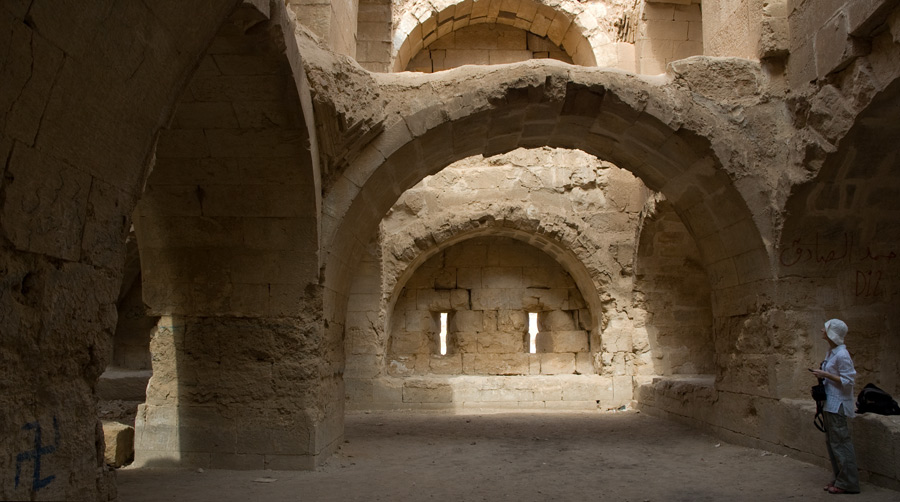 Внутри одного из зданий. Источник: https://en.wikipedia.org/wiki/Halabiye#/media/File:Halabiye1.jpg