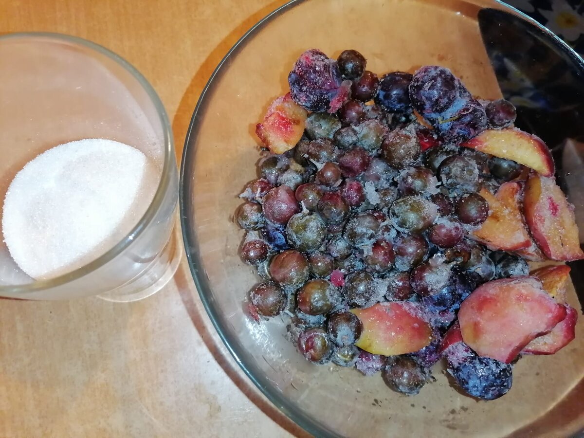 На 3,5 литра воды я взяла 700 гр. замороженной смеси ( у меня виноград, слива, яблоки), 1/2 стакана сахара, 1 чайная ложка сока лимона. Компотную смесь залить 4 литрами холодной воды и поставить на огонь. Когда вода закипит, добавить сахар и сок лимона. Варить на медленном огне 10 минут. 