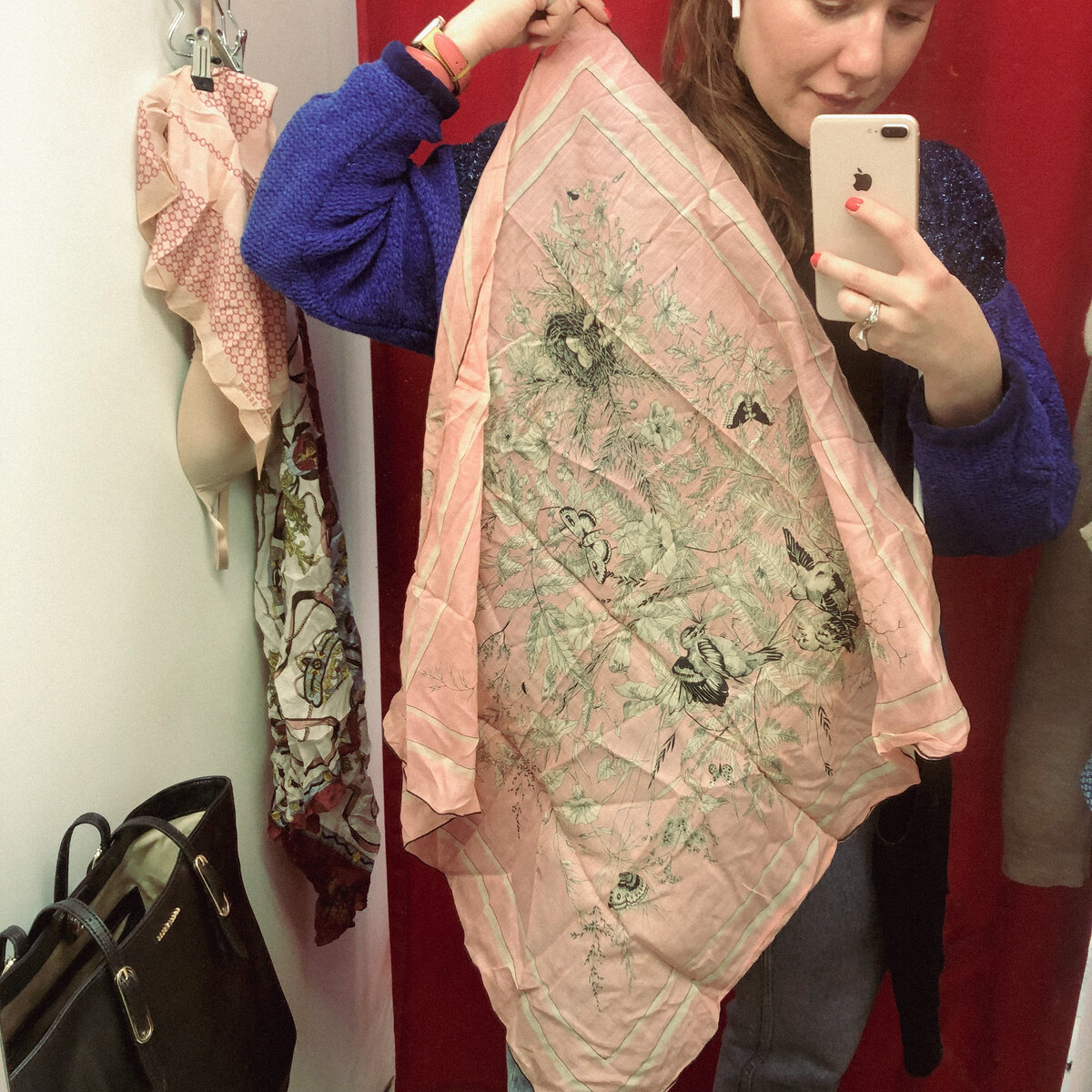 На этом платке было одно сплошное пятно, похоже кто-то пил кофе, не заморачиваясь ☕️