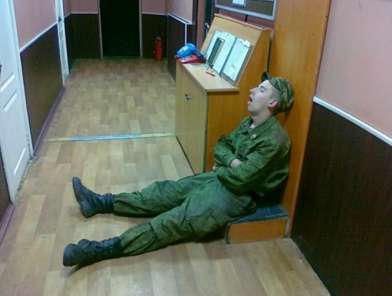 Военные могут спать в любом положении😁
