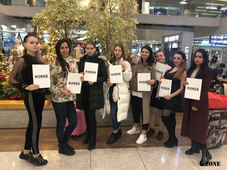 Хостес в корее. Хостес корея. Хостес в караоке. Хостес в клубе. Девушка хостес в клубе.