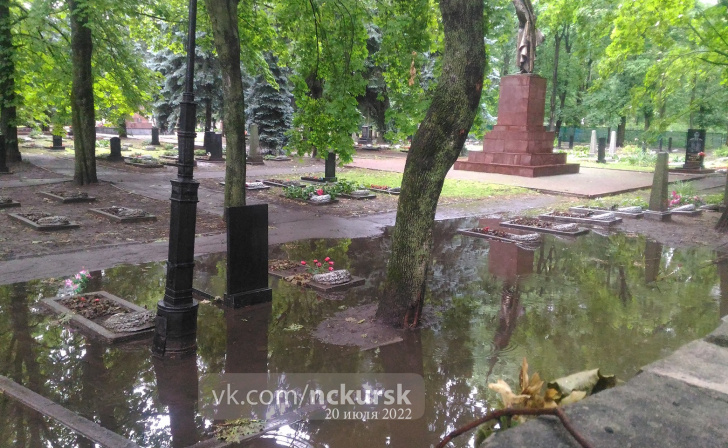    Во время ливня на Офицерском кладбище снова затопило могилы