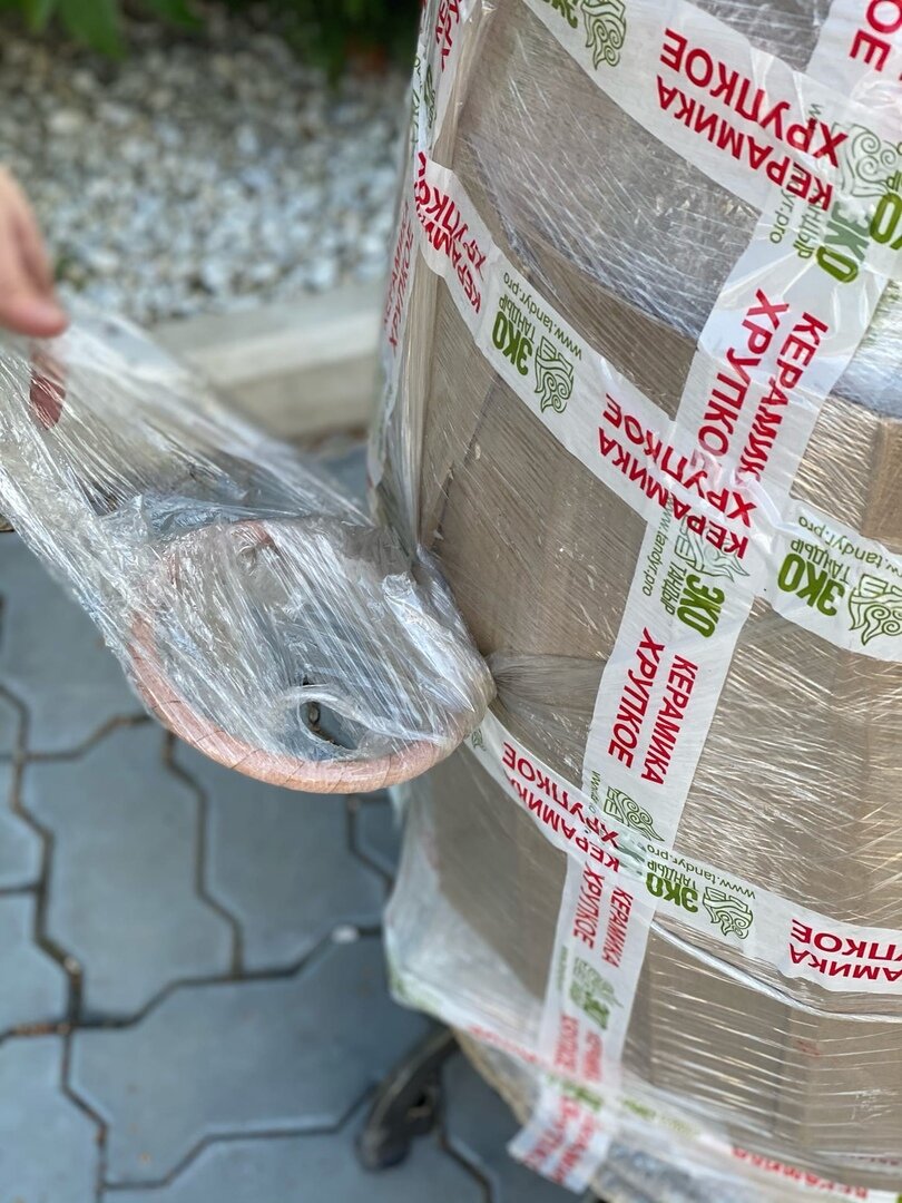 Однако ручки тандыра покрыты натуральной кожей, поэтому мы всё-таки оборачиваем их стретч-плёнкой. Она защищает от загрязнений и повреждений.
