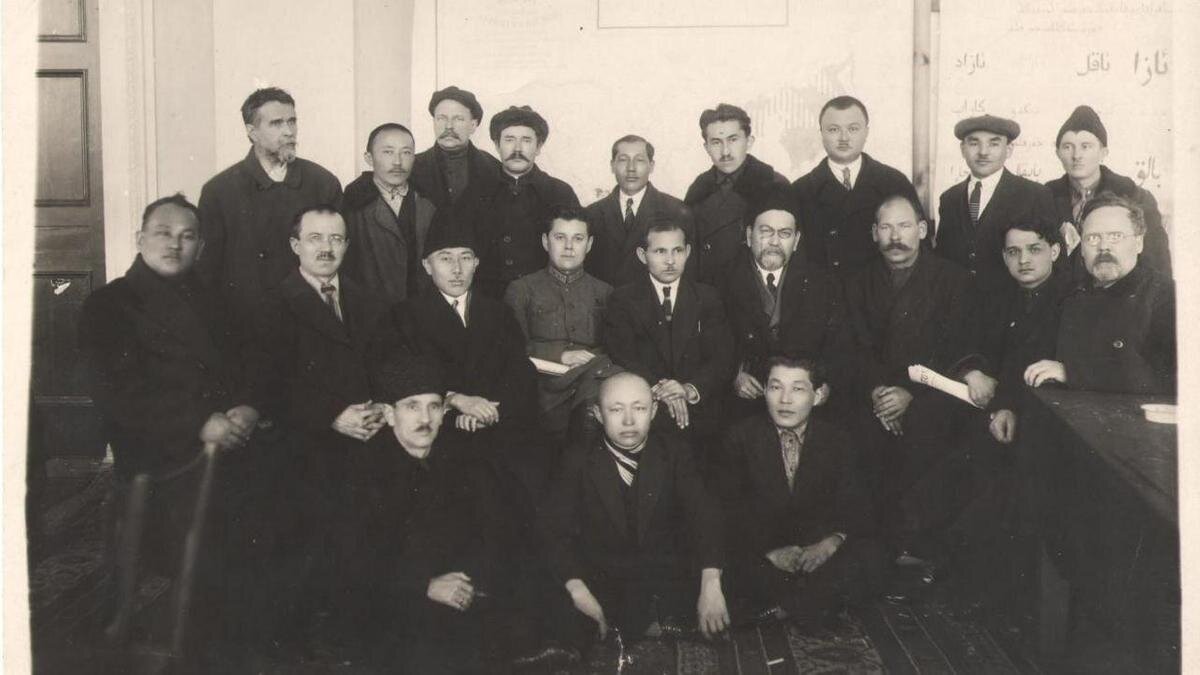    Фото с первого Всесоюзного съезда тюркологов 1926 года t.me/SayasatNurbek