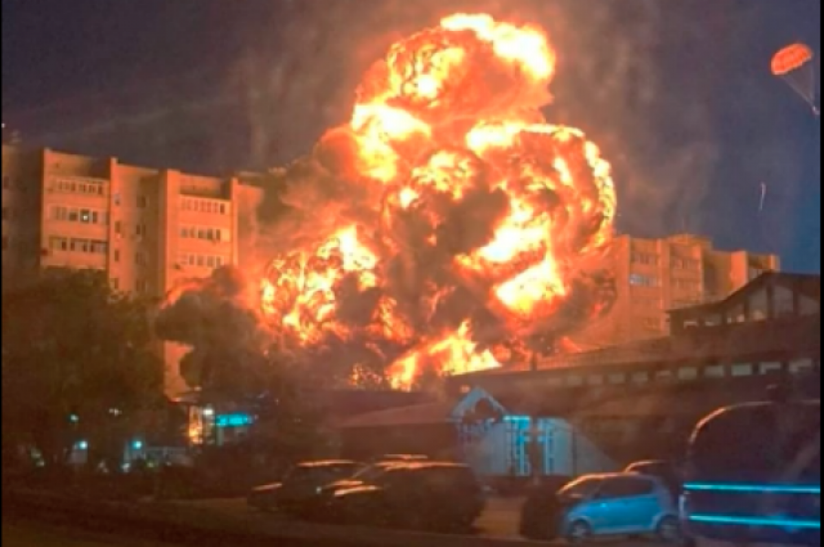    Момент взрыва засняли очевидцы, видео они выложили в социальные сети.