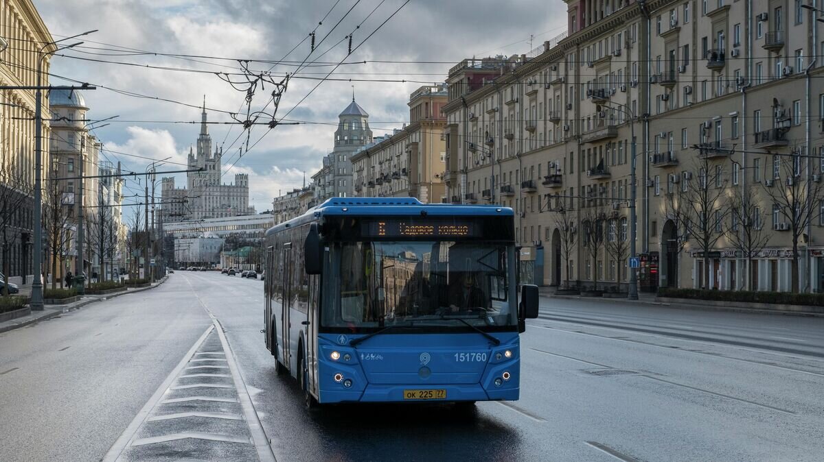    Автобус на Садовом кольце в Москве© РИА Новости / Валерий Мельников