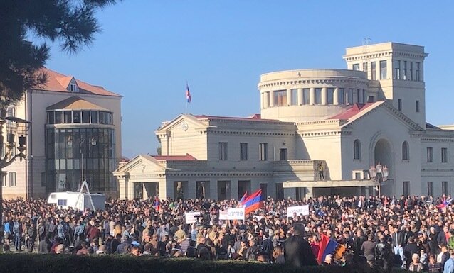 В Степанакерте прошёл многотысячный митинг в поддержку заявления Национального собрания Арцаха. Фоторепортаж