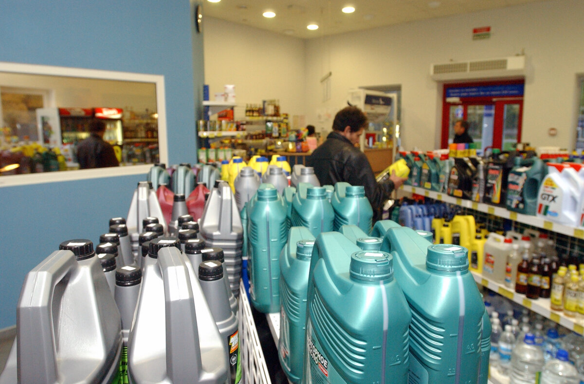     Масло впрок: как из-за мошенников автовладельцы гробят моторы своих машин фото globallookpress.com