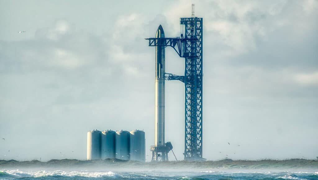    Super Heavy и Starship на стартовом столе, вид с моря / ©Nic Ansuini, NASASpaceFlight