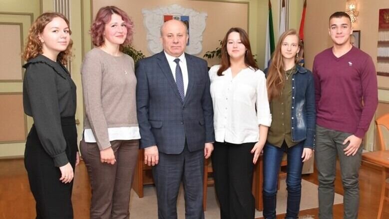     Молодые активисты во время «Завтрака с мэром» расспросили главу города о его работе.