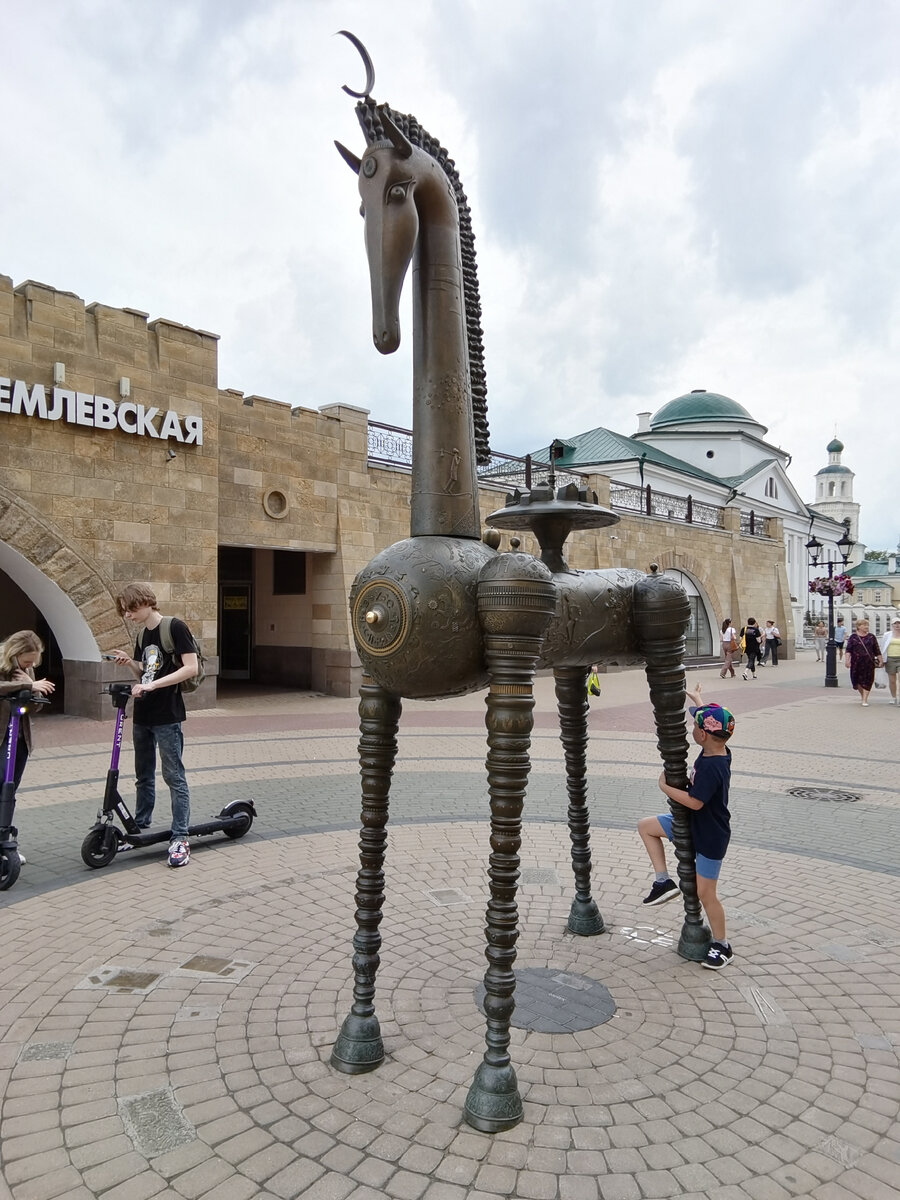 Конь тыгыдычный бронзовый космогонический у станции метро: месяц во лбу блестит, город на спине стоит, на ноге пацан висит )  А еще блестит пипка на груди, но это уж деяние ручек туристов, которых чак-чаком не корми - дай у статуй что-нибудь потереть: а вдруг счастье приносит, здоровья даёт, желания исполняет, налоги понижает, ипотеку оплачивает ) 