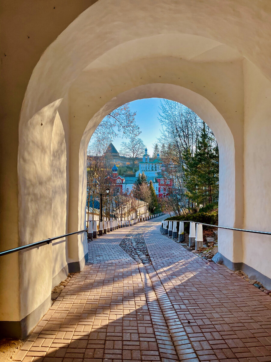 Проходя через своды Святых ворот Петровской башни открывает вид на убранство монастыря