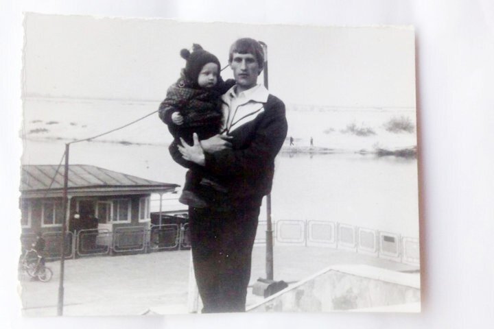 Иван с сыном Сергеем на пристани, откуда ходили теплоходы «Ракета» на Киев и Мозырь