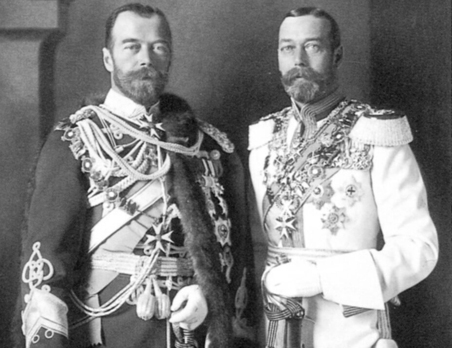 на фото: Российский Император Николай Второй со своим (предавшим его на мученическую смерть от рук засланных и финансируемых Англией убийц),  двоюродным братом королем Англии Георгом V 