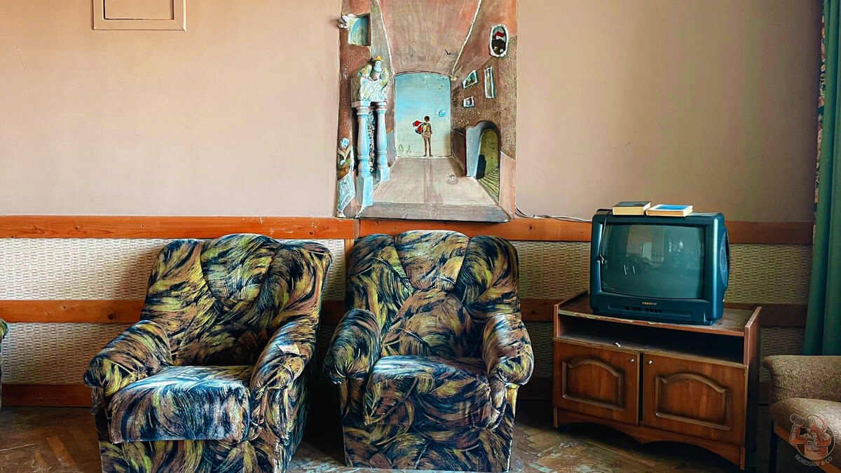 "Заселяйся и живи" Нашли заброшенный отель в Подмосковье: постели, мебель и посуда осталась на месте!