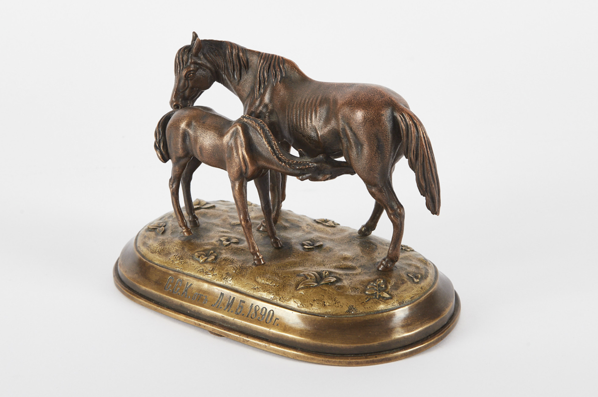 Статуэтка «Кобыла с жеребенком». Россия. 1890 (?) Бронза, литье, патинирование, чеканка. 11,6 × 17,2 × 9,8

 
