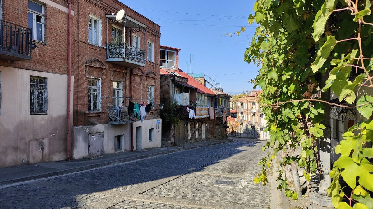 Улочка, ведущая к одному из въездов в Президентский дворец