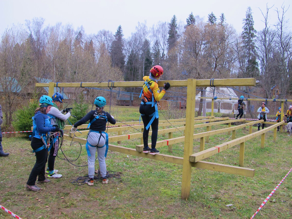 Команда девушек на соревнованиях. После прохождения этапа необходимо забухтовать веревку и бежать дальше.